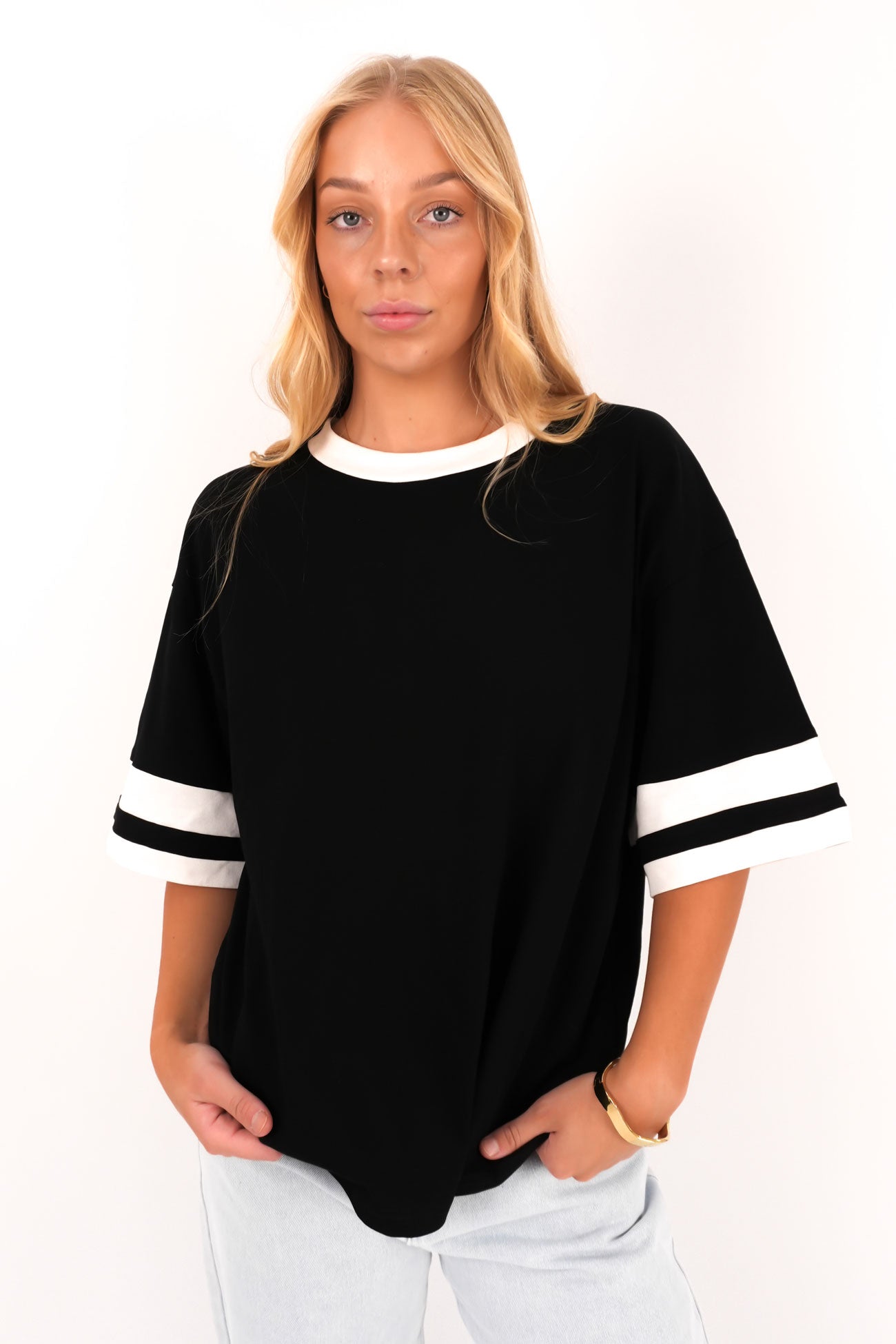 Della Tee Black White