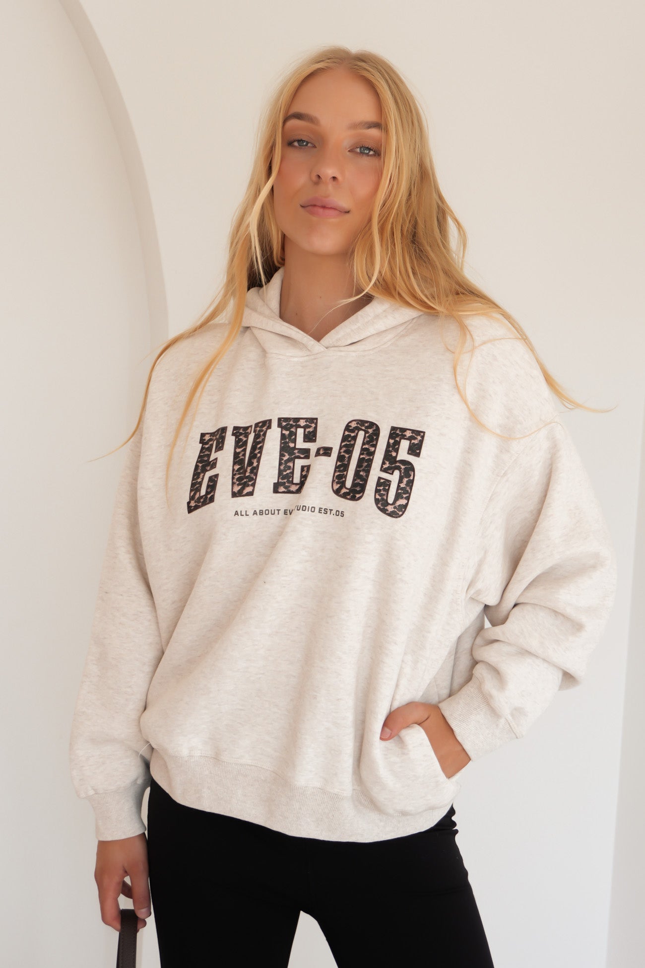 Eve Club House Box Hoodie Oat