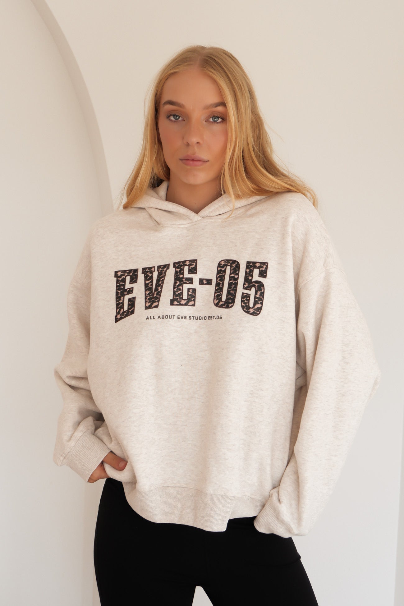 Eve Club House Box Hoodie Oat