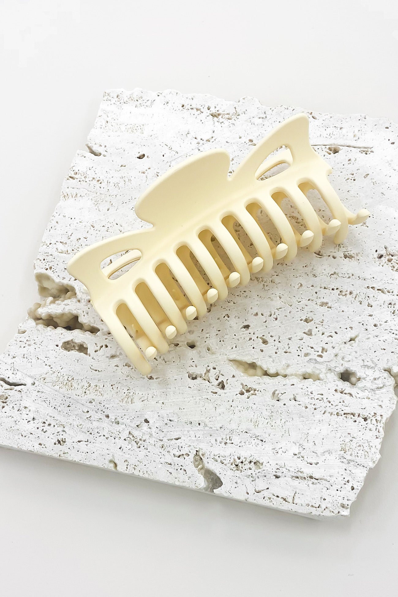 Betsy Claw Clip Cream