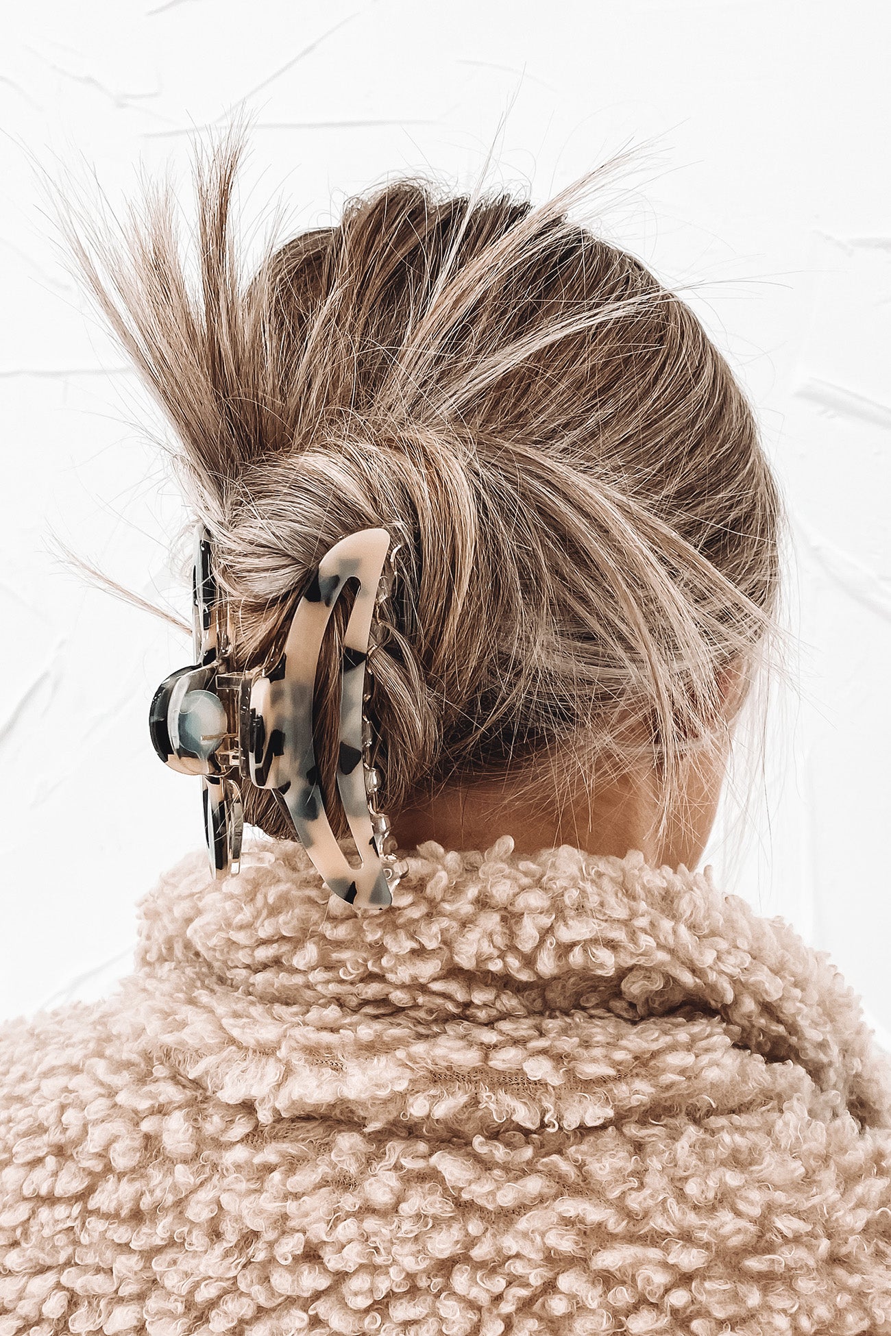 Leo Claw Clip Light Tort