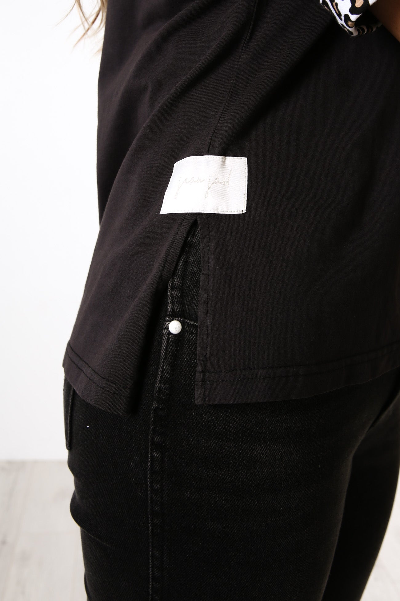 Radiate Tee Washed Black Leopard