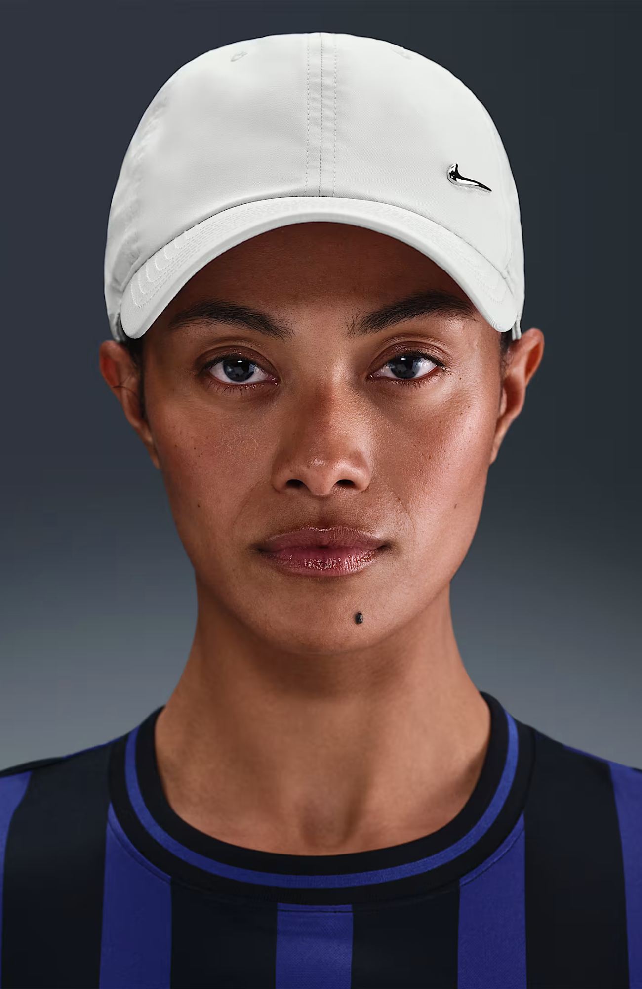 Nike Dri-FIT Club Unstructured Metal Swoosh Cap Light Bone