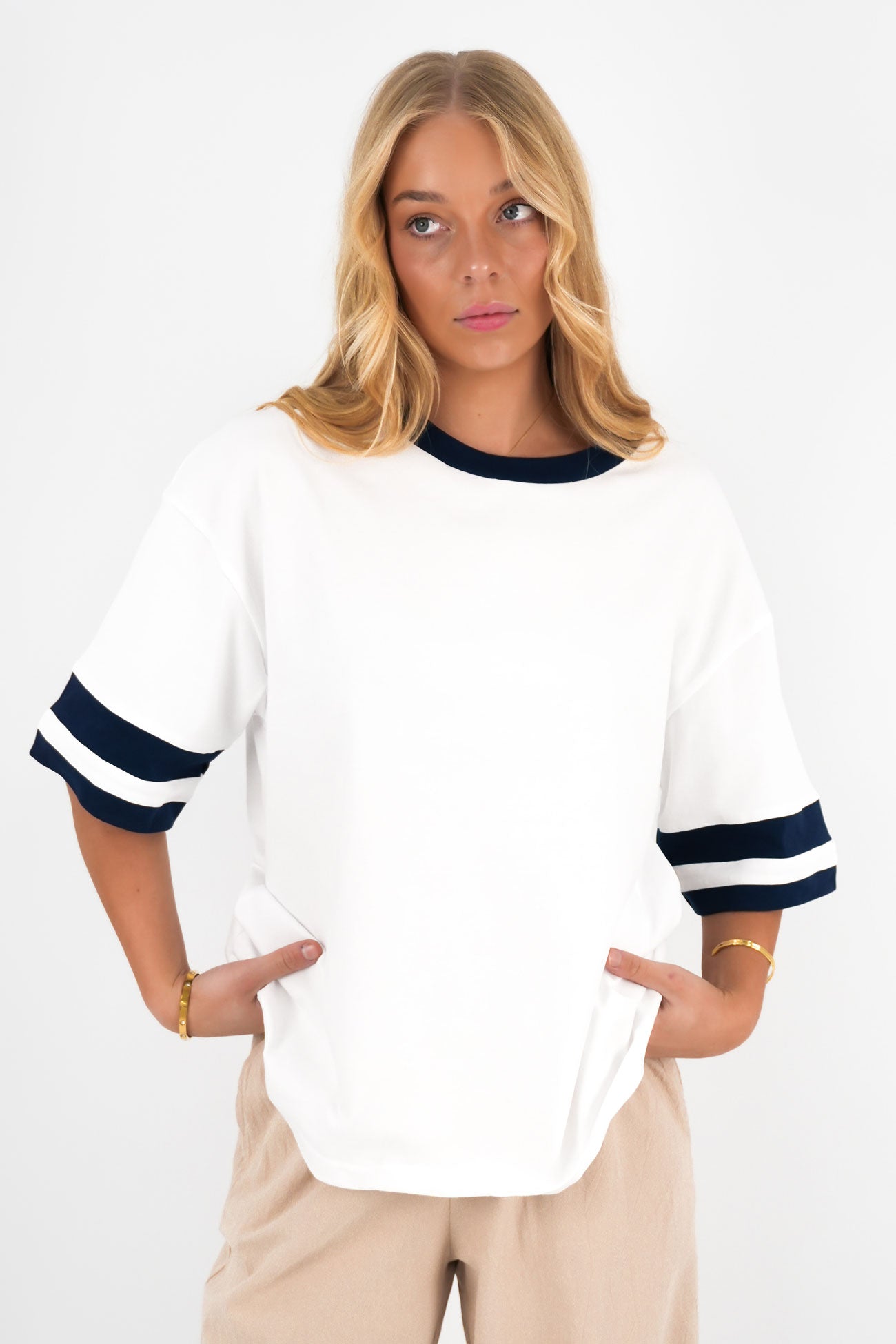 Della Tee White Navy