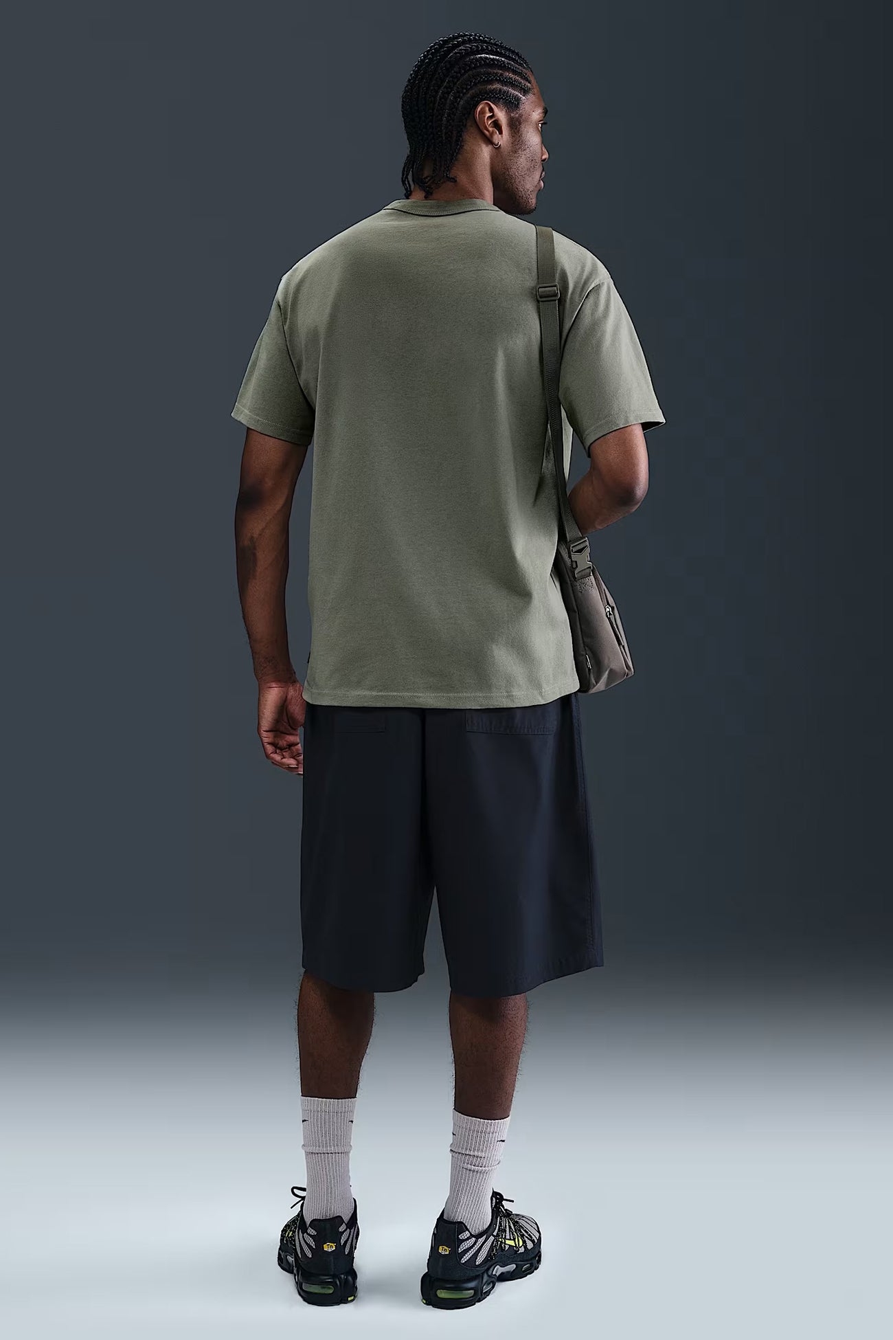 Nike-Sportswear-Premium-Essentials-Tee-Light-Army-bjpg