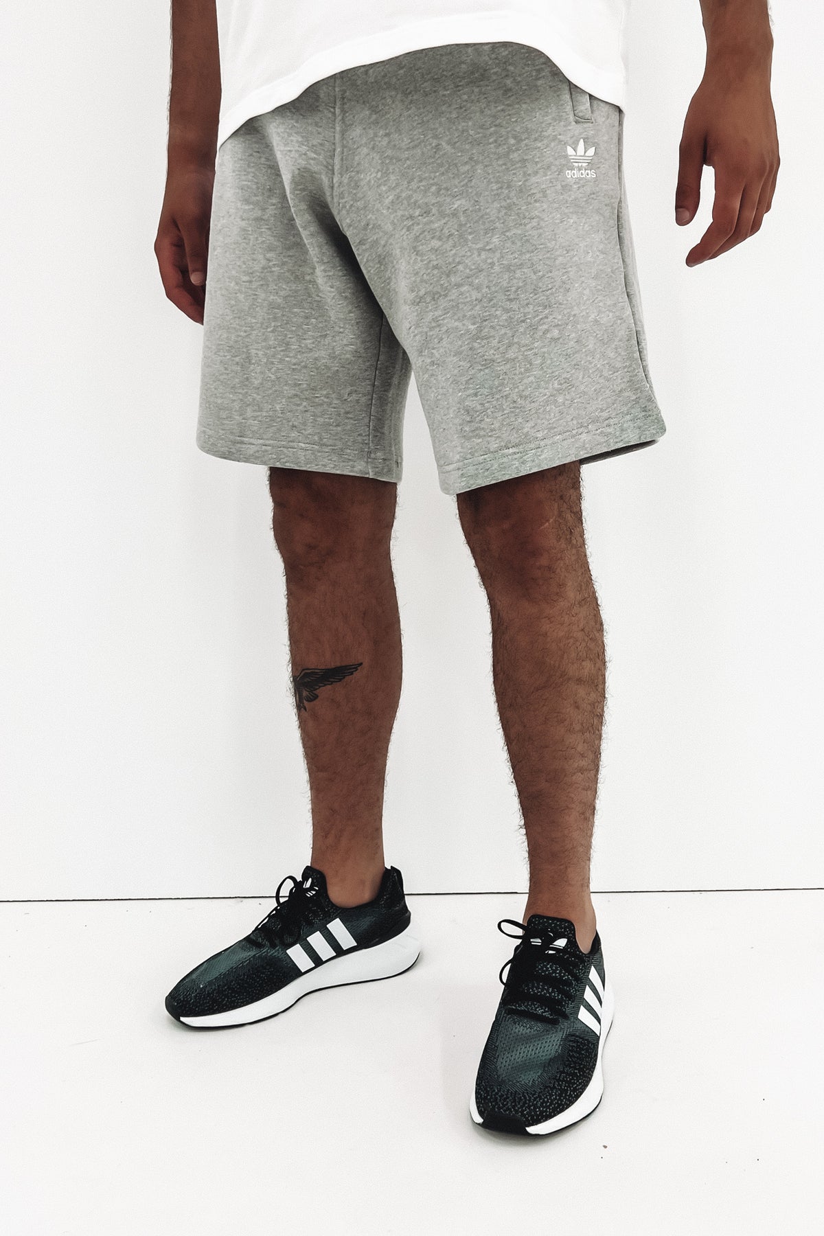 Jean Essentials - Adicolor Heather Grey Jail Medium Trefoil Short